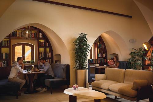 Posezení v ubytování Movenpick Resort El Quseir