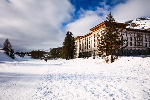 a building in the snow in a snowy field at Maloja Palace Suites CO2-Neutral in Maloja