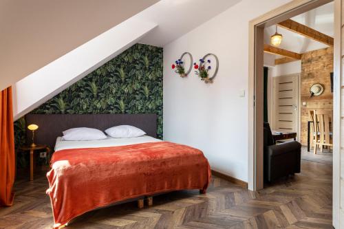 a bedroom with a bed with a green wall at Willa w Rozewiu in Jastrzębia Góra