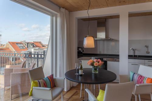 eine Küche und ein Esszimmer mit einem Tisch und einem Balkon in der Unterkunft Zweite Heimat Heidelberg in Heidelberg