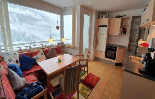 - un salon avec un canapé et une table dans l'établissement Penthousewohnung Gasteinblick, à Bad Gastein