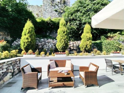 eine Terrasse mit Korbstühlen und einem Tisch in der Unterkunft Sardinia Otel in Amasra