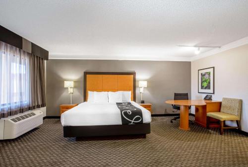 Postel nebo postele na pokoji v ubytování La Quinta Inn by Wyndham Tucson East