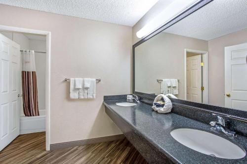 Koupelna v ubytování La Quinta Inn by Wyndham Tucson East