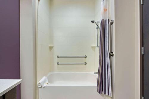Kupatilo u objektu La Quinta by Wyndham Lake Charles - Westlake