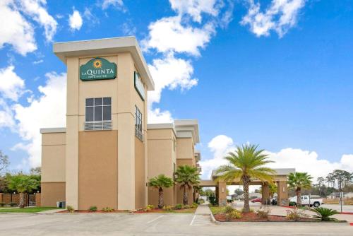 a building with a sign for a lion inn at La Quinta by Wyndham Lake Charles - Westlake in Westlake