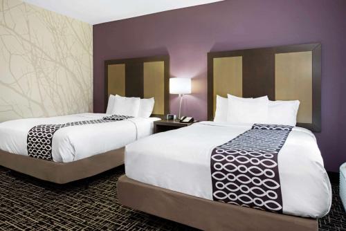 Säng eller sängar i ett rum på La Quinta by Wyndham Lake Charles - Westlake