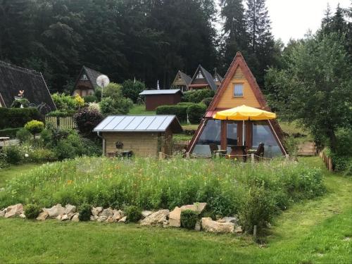 ein Haus mit gelbem Regenschirm im Hof in der Unterkunft Auf die 12 - Auf die 13 in Freyung