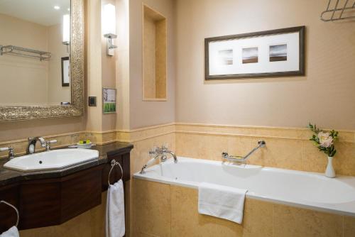Ein Badezimmer in der Unterkunft InterContinental - Kyiv by IHG