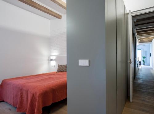 バルセロナにあるFlat San Antoni Villaroel/Apartmentのベッドルーム1室(赤い毛布付きのベッド1台付)