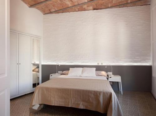 バルセロナにあるNapoles · Modernist flat close to the Sagrada Familiaの白い壁のベッドルーム1室(ベッド1台付)