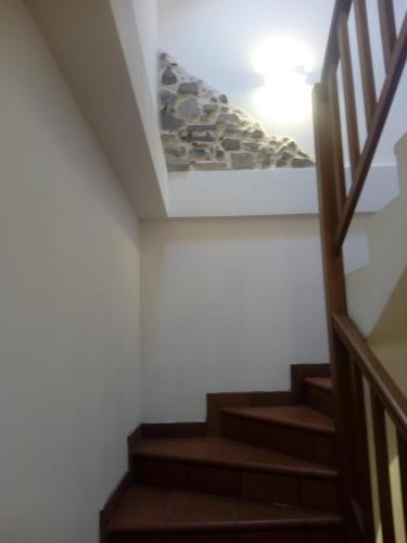 a staircase in a house with a ceiling at b&b Ergira in Cividale del Friuli