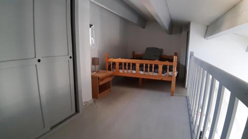 Cette petite chambre comprend un lit et une armoire. dans l'établissement Appartement T2 
