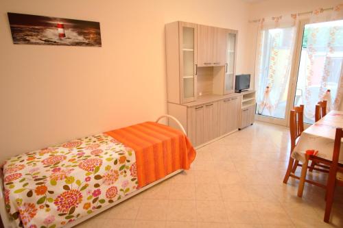 a bedroom with a bed with an orange blanket at Bilocale Orange in Gallipoli