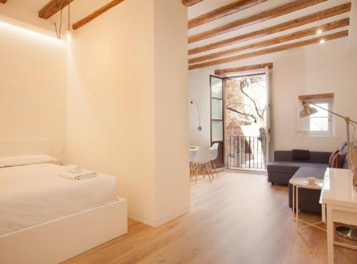 バルセロナにあるAlsina · Historical center - Barrio Gótico districtのベッドルーム1室(ベッド1台付)、リビングルームが備わります。