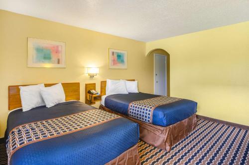 梅泰里的住宿－Rodeway Inn，一间酒店客房内设有两张床的房间