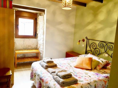 1 dormitorio con 1 cama con toallas en Casa Berganzo, Rioja Alavesa, en Berganzo
