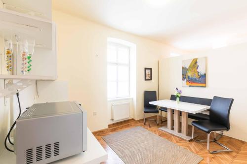 ein Wohnzimmer mit einem Tisch und einem Esszimmer in der Unterkunft Ferienwohnung Klangturm im Zentrum in Sankt Pölten