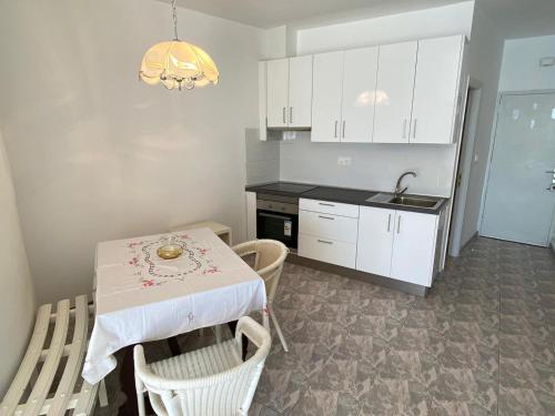 una piccola cucina con un tavolo e un lavandino di Cristianmar ad Arona