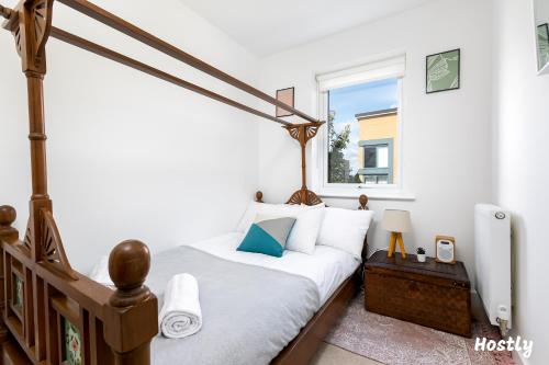 a bedroom with a bed and a window at Elephant Court - Comfortable, spacious house with parking in Reading