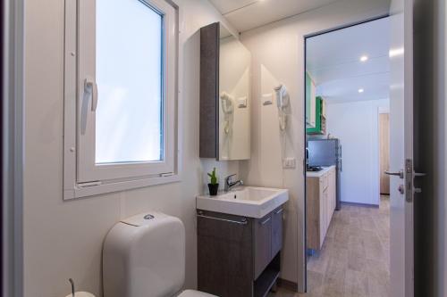 Koupelna v ubytování Mobile Homes Lopari