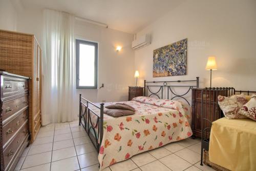 een slaapkamer met twee bedden en een ladekast bij SUNSET GREG - fronte mare San Gregorio by LoveSud in Leuca