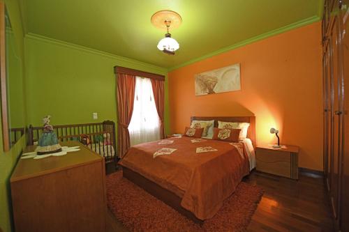 En eller flere senge i et værelse på Ponta do Sol Villa