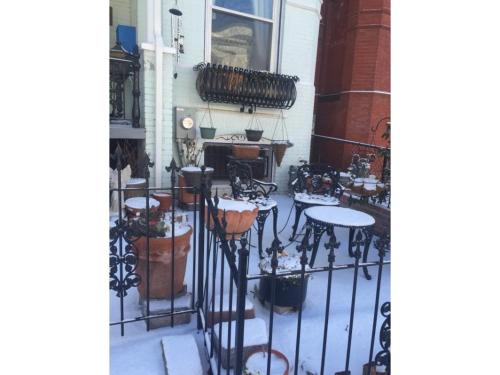 una recinzione in ferro battuto con la neve di Ledroit Park Renaissance Bed and Breakfast a Washington
