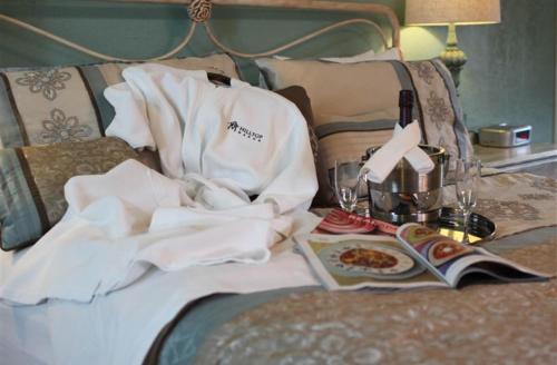 una habitación de hotel con una bandeja de comida y bebidas en una cama en Hilltop Manor B&B en Hot Springs