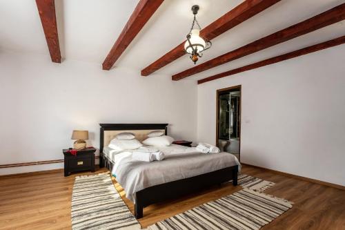 A bed or beds in a room at Casa Brutarului Crit