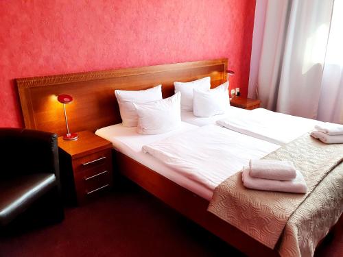 プラハにあるリラックス インのベッドと椅子付きのホテルルーム