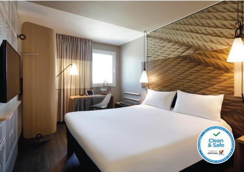 Cama ou camas em um quarto em Hotel Ibis Coimbra Centro