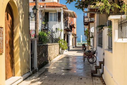 THE STREET HOUSE
