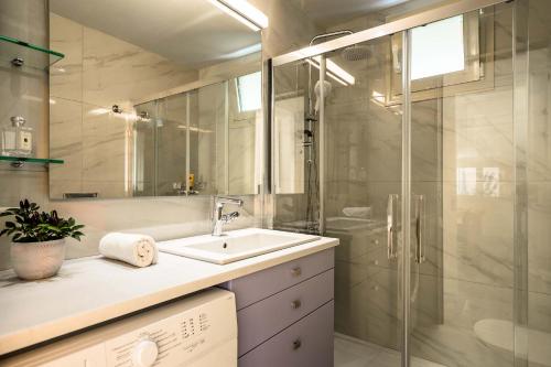 W łazience znajduje się umywalka i prysznic. w obiekcie THE STREET HOUSE w mieście Leukada (miasto)