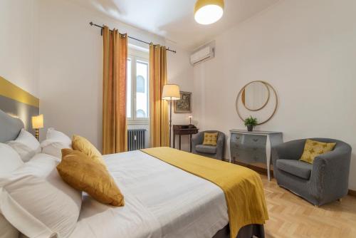 A bed or beds in a room at San Giovanni Laterano Cozy Flat