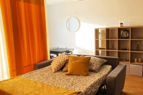 un lit avec des oreillers dessus dans une chambre dans l'établissement Cosy and Quiet flat close to Disneyland Paris, à Montévrain