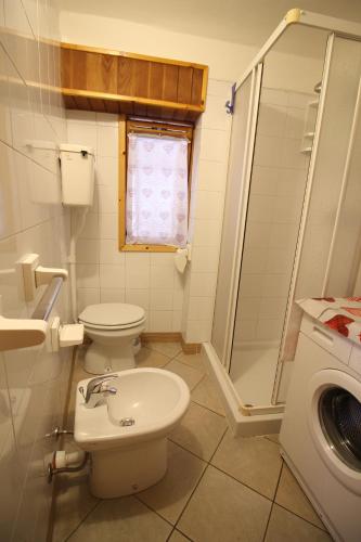 a bathroom with a toilet and a shower and a sink at Lo Stambecco Holiday Apartment - Affitti Brevi Italia in Brusson