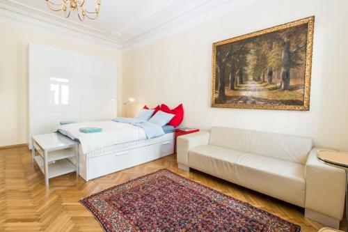 ELEGANT, STYLISH STUDIO IN THE HEART OF VIENNA! في فيينا: غرفة معيشة مع سرير وأريكة