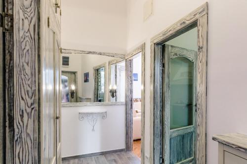 een hal met een spiegel en een deur bij Perfetto Perasto Residence in Perast