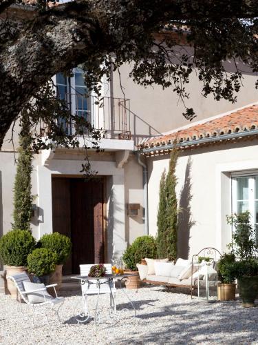 a house with a couch and chairs in the yard at La Casa de los Tomillares in Candeleda