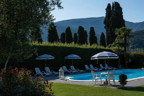 een zwembad met stoelen en parasols en een tafel en stoelen bij Villa Del Papa in Santa Maria del Giudice