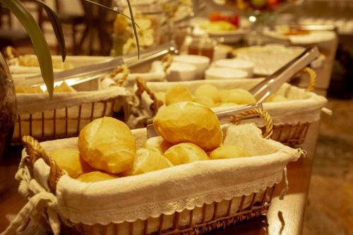IturamaにあるAvenida Park Hotel - Ituramaの食べ物が詰まったバスケット
