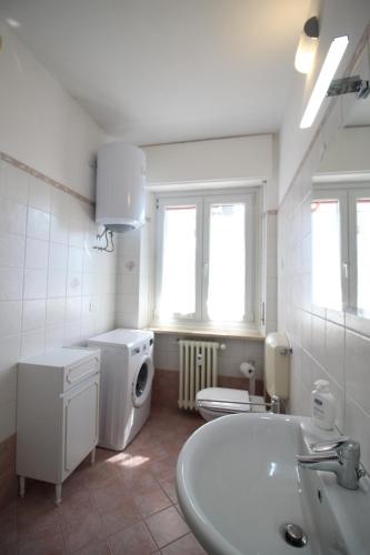 Phòng tắm tại Lovely Panoramic View Apartment - Affitti Brevi Italia