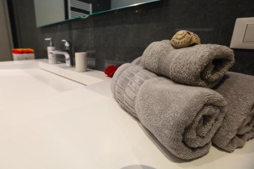 una pila de toallas sentadas en la parte superior de la barra del baño en Hisa dobrega pocutja, en Kozina