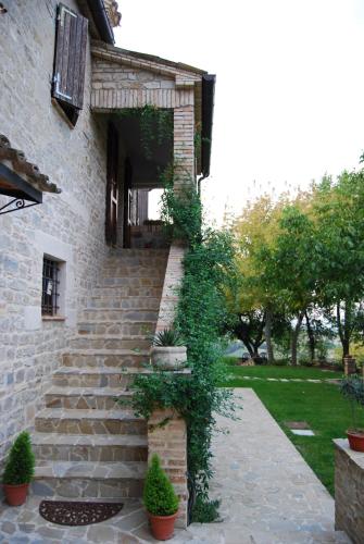 a stone staircase leading up to a building at Bed and Breakfast La casa delle rondini in Staffolo
