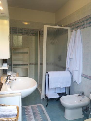 Ванна кімната в Casa Intignano - Camera con bagno e portico vista lago