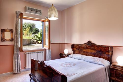 una camera con letto e finestra di A Taste of Sun Apartment a Sorrento