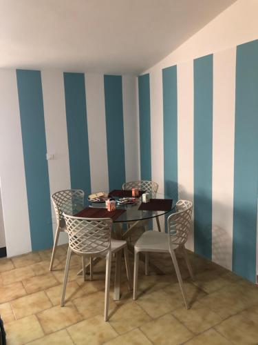 a dining room with a table and chairs at B&B Altamarea in Falerna