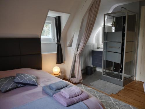 Ліжко або ліжка в номері Le Manoir de Louviers