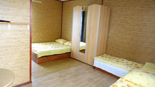 En eller flere senge i et værelse på Pokoje IZABELLA